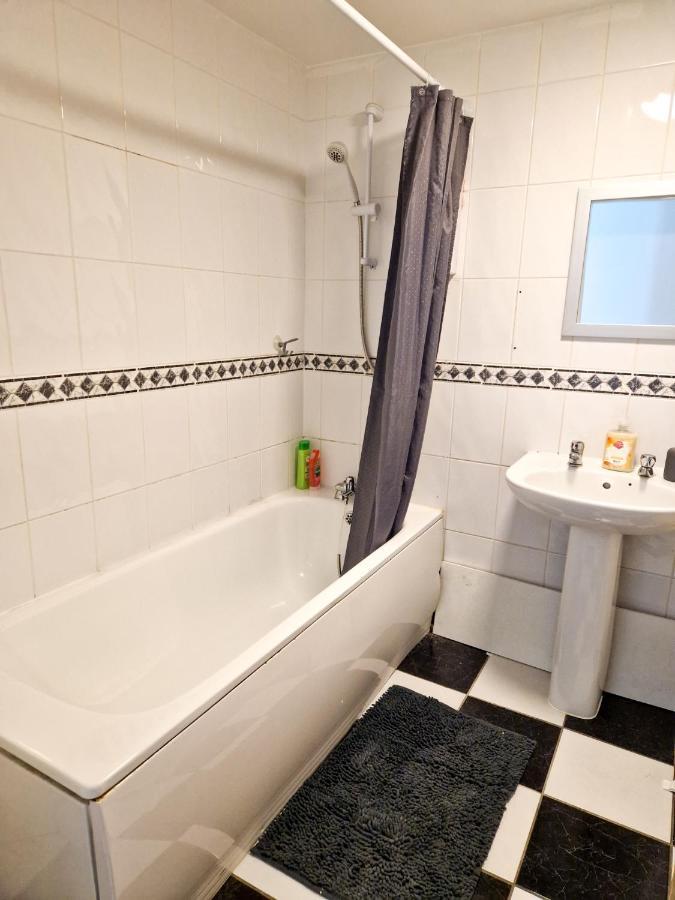 Spacious Apartment For Holiday And Contractor Groups In Salford - Private Parking - By Nmb Serviced Accommodation Manchester Eksteriør billede