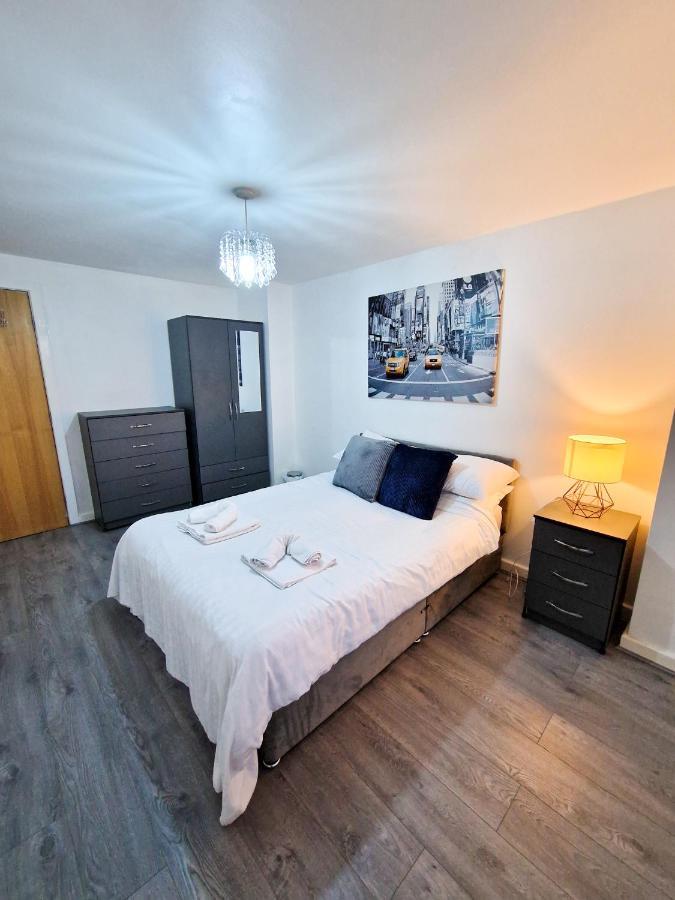 Spacious Apartment For Holiday And Contractor Groups In Salford - Private Parking - By Nmb Serviced Accommodation Manchester Eksteriør billede