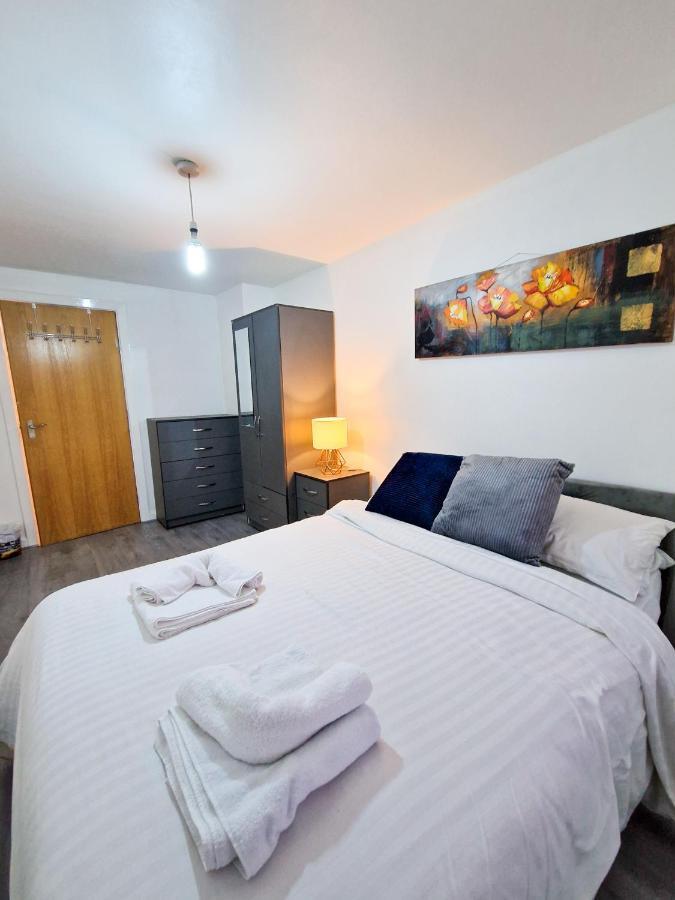 Spacious Apartment For Holiday And Contractor Groups In Salford - Private Parking - By Nmb Serviced Accommodation Manchester Eksteriør billede