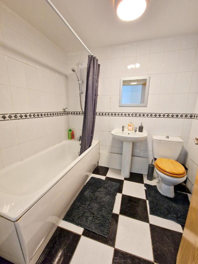 Spacious Apartment For Holiday And Contractor Groups In Salford - Private Parking - By Nmb Serviced Accommodation Manchester Eksteriør billede