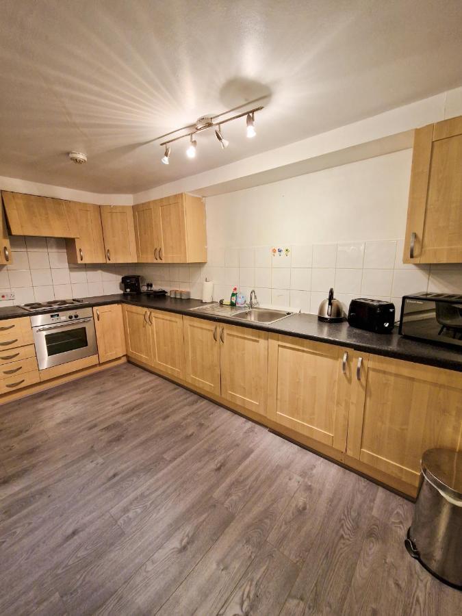 Spacious Apartment For Holiday And Contractor Groups In Salford - Private Parking - By Nmb Serviced Accommodation Manchester Eksteriør billede